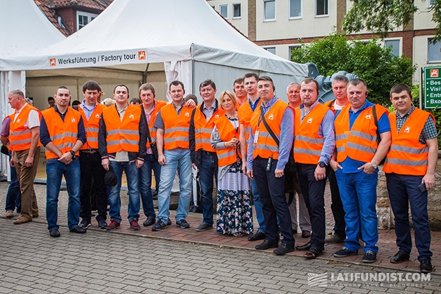 украинская делегация возле завода компании Amazone